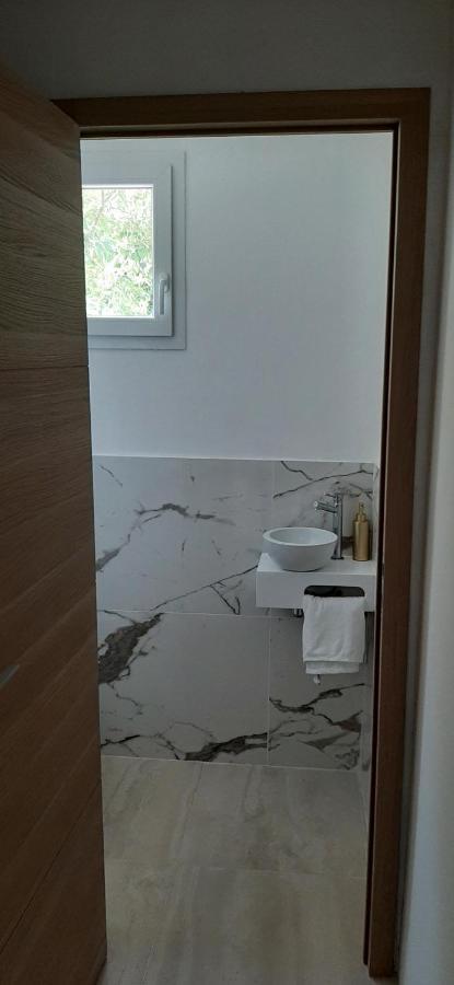 Magnifique Appartement 2 Chambres Avec 50 M2 De Jardin Privatif 라 크라우 외부 사진